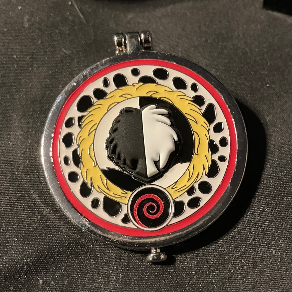 Cruella de Vil Loungefly Disney Villain Compact Mirror Blind Box Enamel Pin
